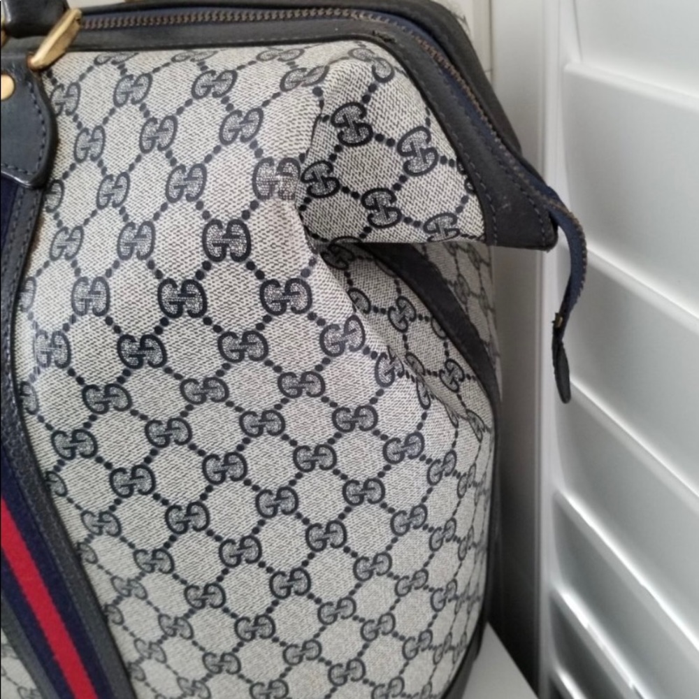 Gucci Hobo Bag in Black and Cream with Red Accents - Picture 2 of 11